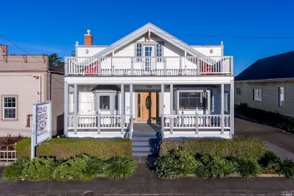 Picture of The Glass Beach Inn